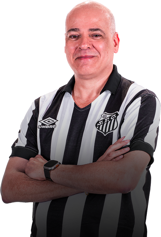 Candidato a presidencia do Santos FC apontando para o escudo do Santos